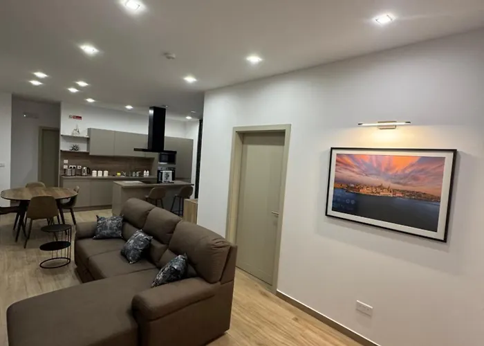 Varka - Modern Family Friendly And Accessible For 아파트 *