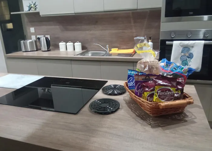 Varka - Modern Family Friendly And Accessible For 아파트 마르사실로크